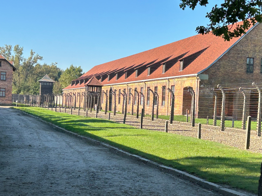 Vista del sendero entre los barracones del campo de exterminio de Auschwitz-Birkenau, en Oświęcim, Polonia, en octubre de 2025. (Foto: cortesía Sue Paweski)