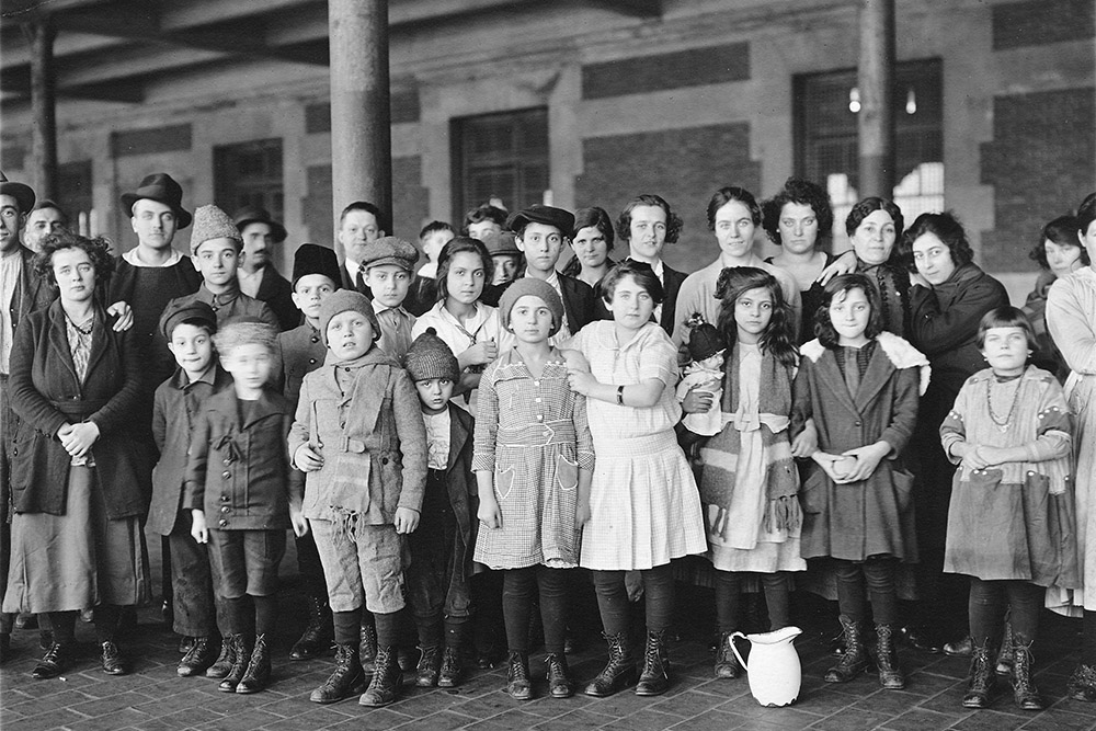Immigrant children on Ellis Island, New York, in 1908 (Wikimedia Commons/National Archives)