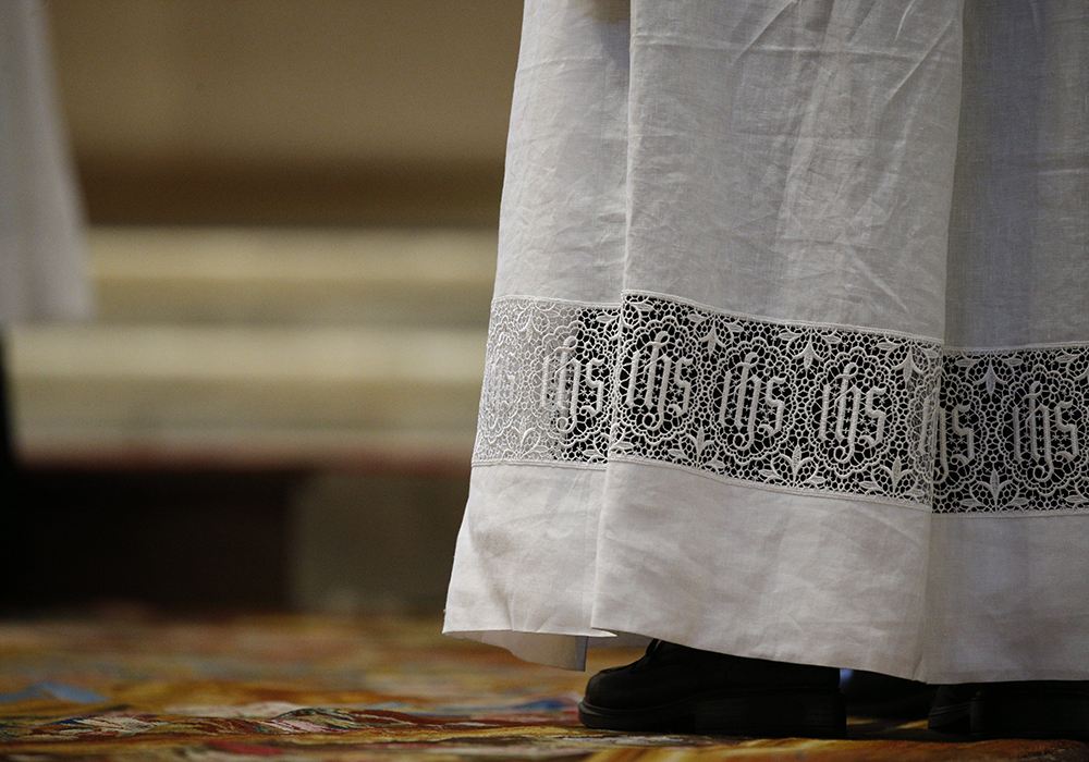 Un seminarista del Pontificio Colegio Norteamericano de Roma se encuentra ante el Altar de la Cátedra para su ordenación en la Basílica de San Pedro, en el Vaticano, el 3 de octubre de 2024. (Foto: CNS/Justin McLellan)