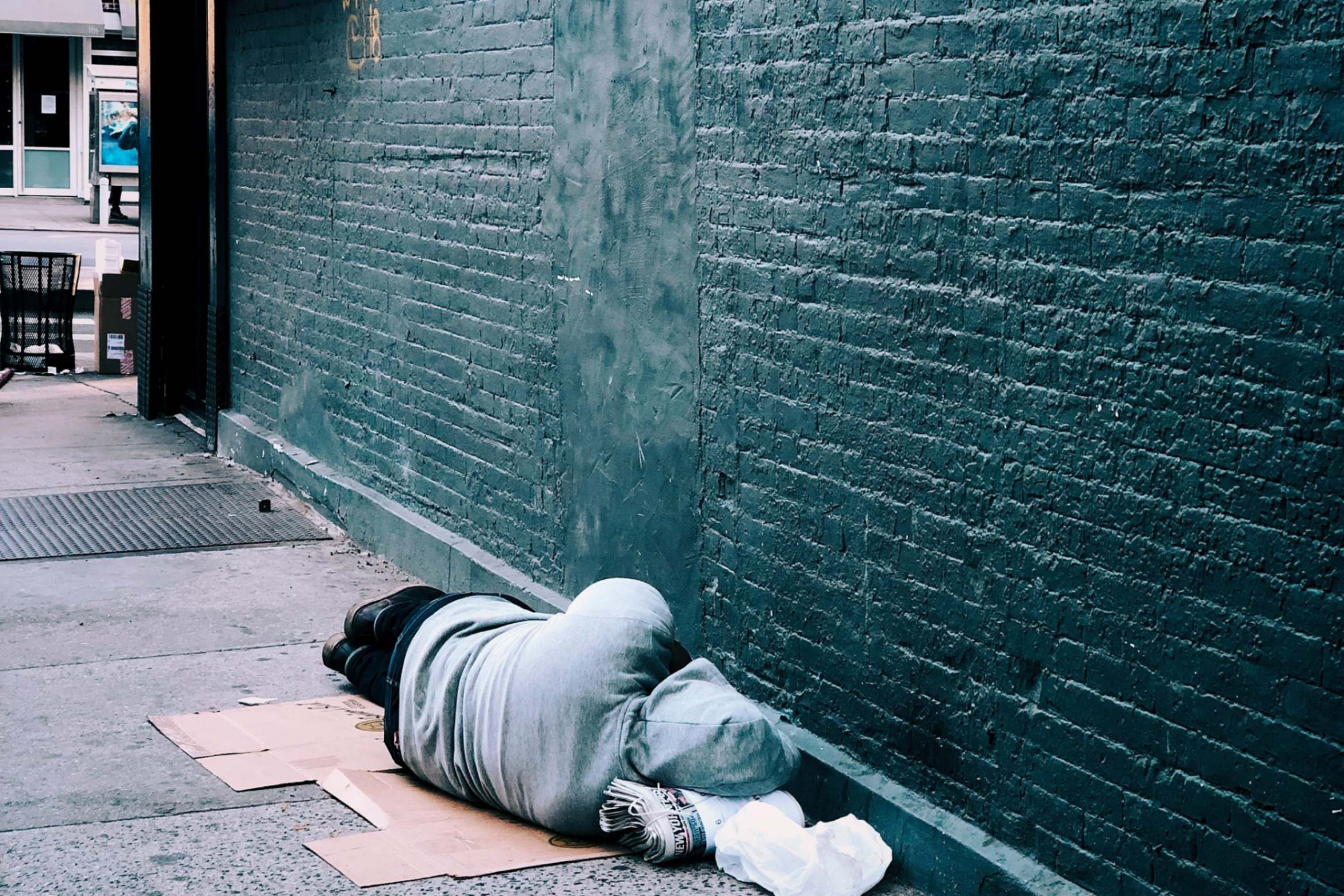 En la Iglesia de Buenos Aires, las parroquias abren espacios de encuentro como la 'noche de la caridad', donde personas en situación de vulnerabilidad —familias con necesidades, personas sin hogar y quienes viven en soledad— encuentran escucha, acogida y fraternidad, relata la Hna. Liliana Parlanti. (Foto: Unsplash)