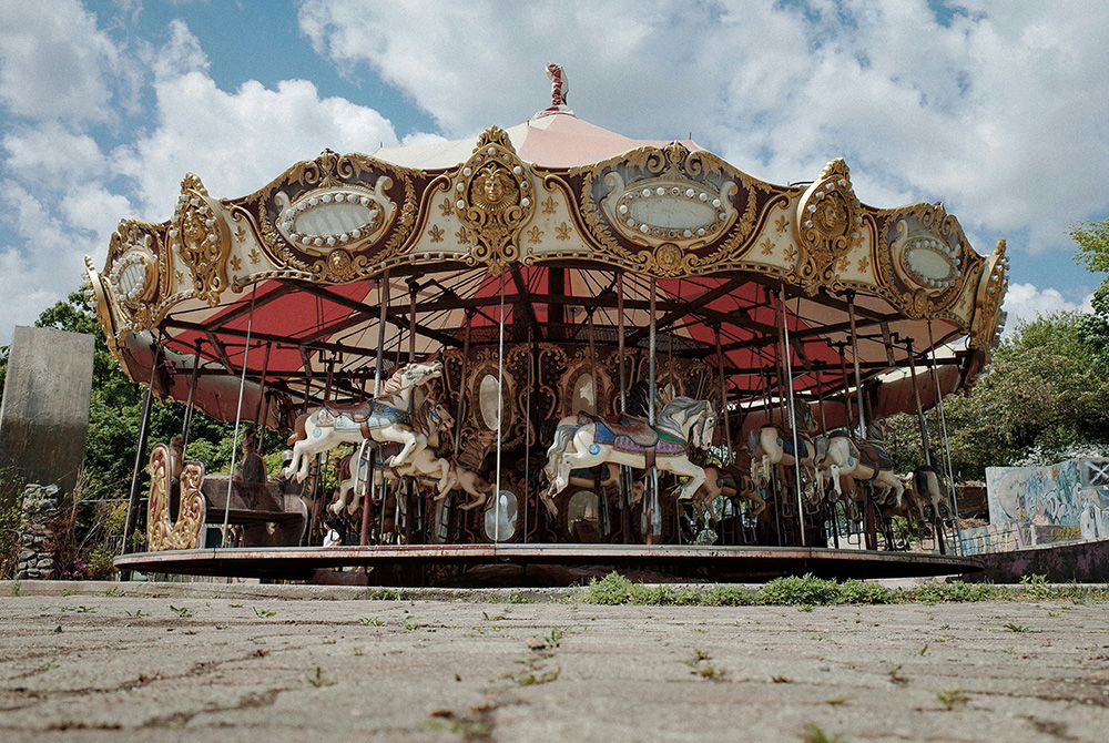 A merry-go-round in a parking lot (Unsplash/Yewon Ahn)