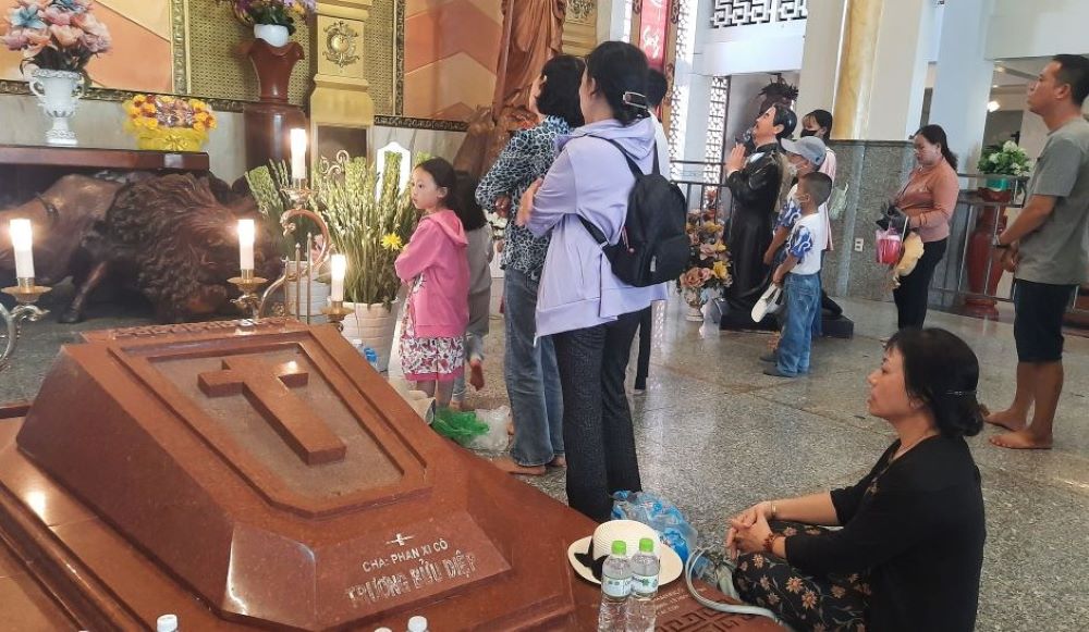 Pilgrims pray by the tomb of Fr. Francis Xavier Truong Buu Diep at the Tac Say Pilgrimage Center in Ca Mau province, Vietnam, on Jan. 3. The priest has long been revered in Vietnam. (Reporter in Vietnam)