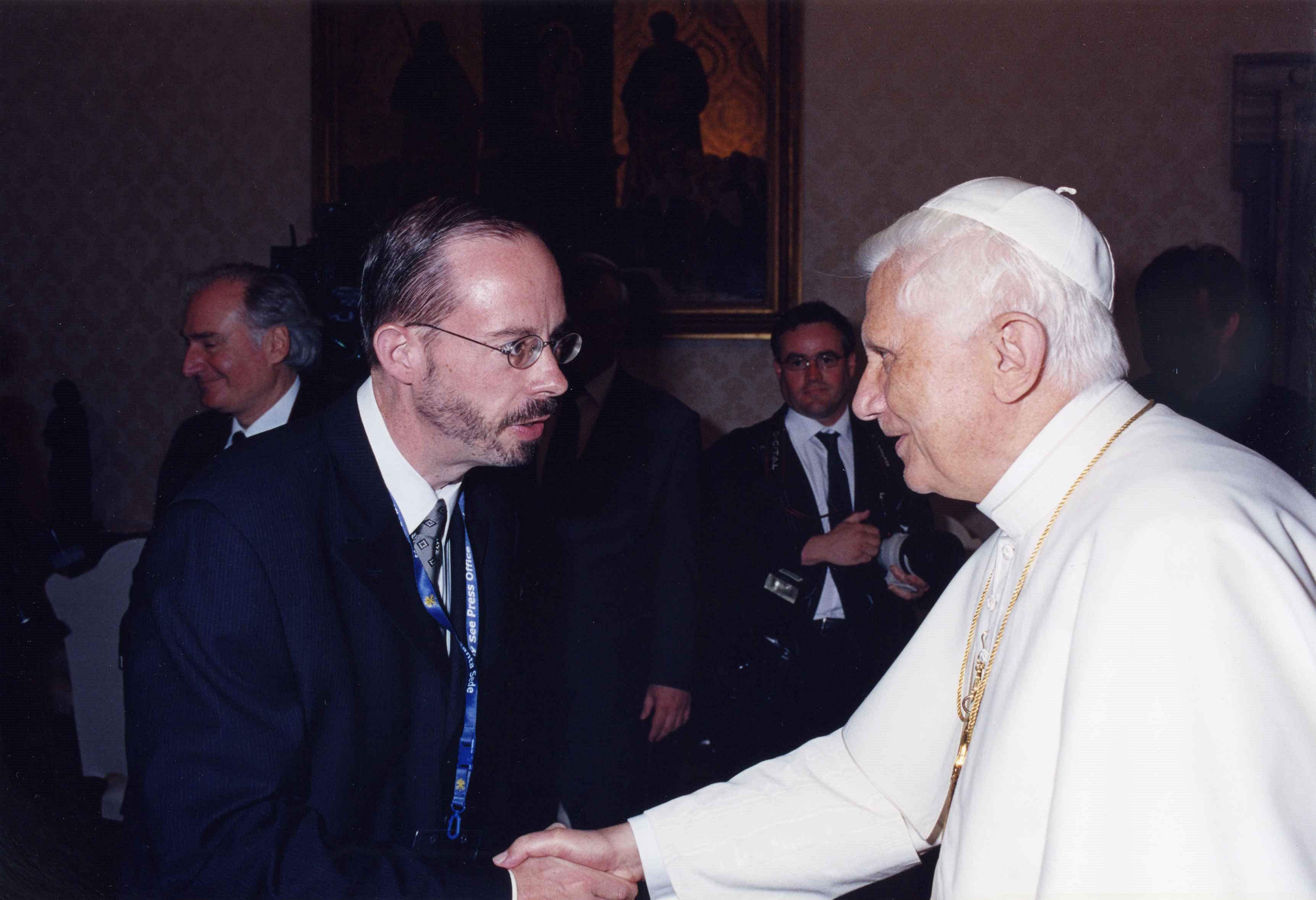 John L. Allen Jr. greets Pope Benedict XVI in 2005. Allen, who died Jan. 22 at 61, wrote two books on Benedict. (Wikimedia Commons/CC-SA 3.0/Thomas S. Major)
