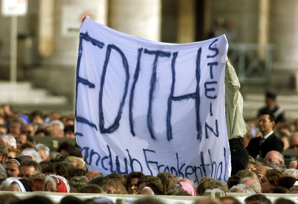 Los peregrinos sostienen una pancarta en la plaza de San Pedro durante la canonización de Edith Stein el 11 de octubre de 1998. (Foto: CNS/Reuters)