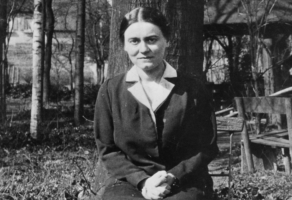 Santa Teresa Benedicta de la Cruz, también conocida como Edith Stein, aparece en una foto sin fecha. Santa Teresa se convirtió del judaísmo al catolicismo en el transcurso de su trabajo como filósofa y más tarde entró en la orden carmelita. Murió en el campo de concentración nazi de Auschwitz en 1942. (Foto: OSV News/CNS Archive)