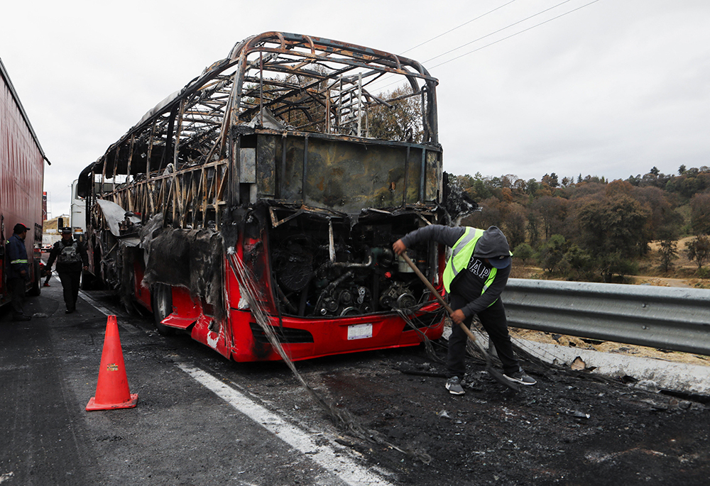 Un autobús quemado el 22 de febrero de 2026 permanece en una autopista en Santa Rita Tlahuapan, México, que conecta la Ciudad de México con el estado de Puebla. Miembros del crimen organizado en varios estados levantaron barricadas y llevaron a cabo ataques incendiarios tras una operación militar en la que murió el narcotraficante mexicano Nemesio Oseguera Cervantes, conocido como el Mencho, en Tapalpa, en el estado mexicano de Jalisco. (Foto: OSV News/Reuters/Paola García)