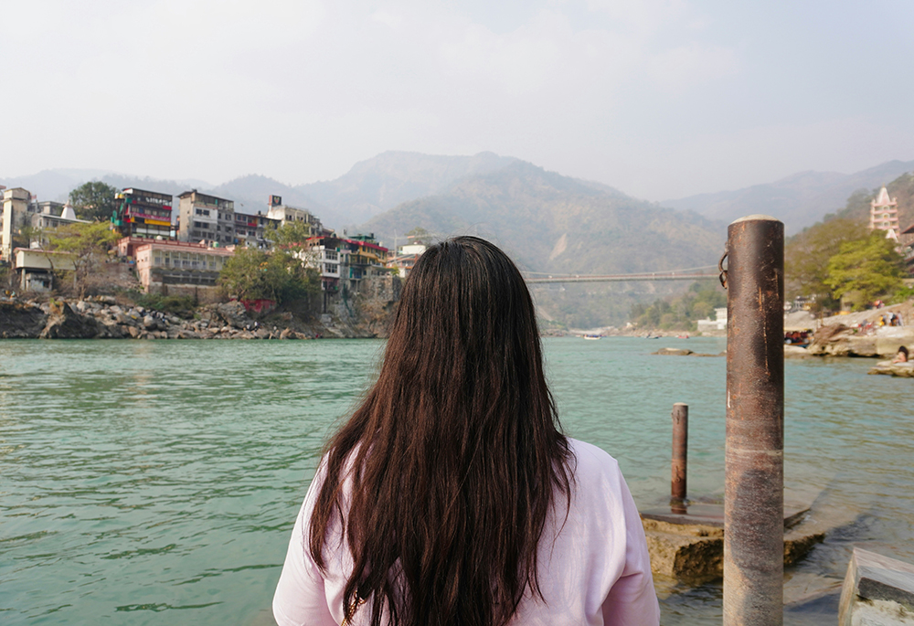 Una mujer contempla una extensión de agua. (Foto: Unsplash/Prashant)