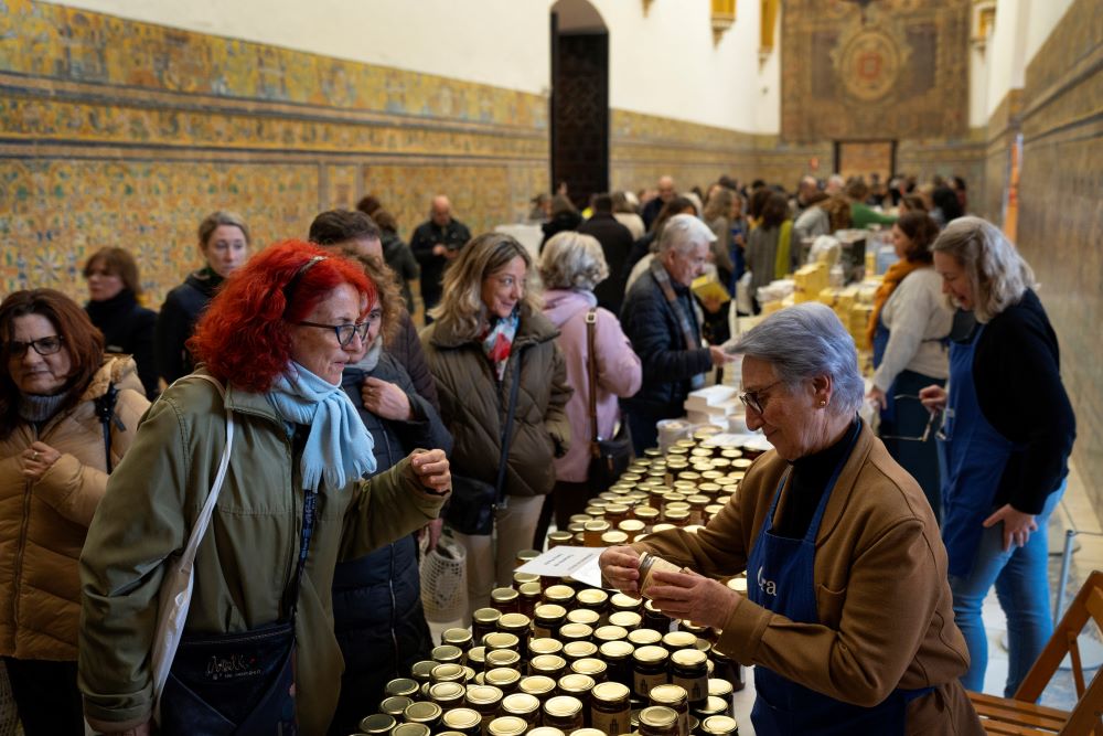 Los clientes compran mermeladas y bizcochos elaborados por monjas de clausura en un mercado celebrado en los Reales Alcázares de Sevilla, España, el 5 de diciembre de 2023. Las comunidades religiosas femeninas de España elaboran y venden productos, y alquilan habitaciones en sus monasterios para generar ingresos. (Foto: AP/Laura León)