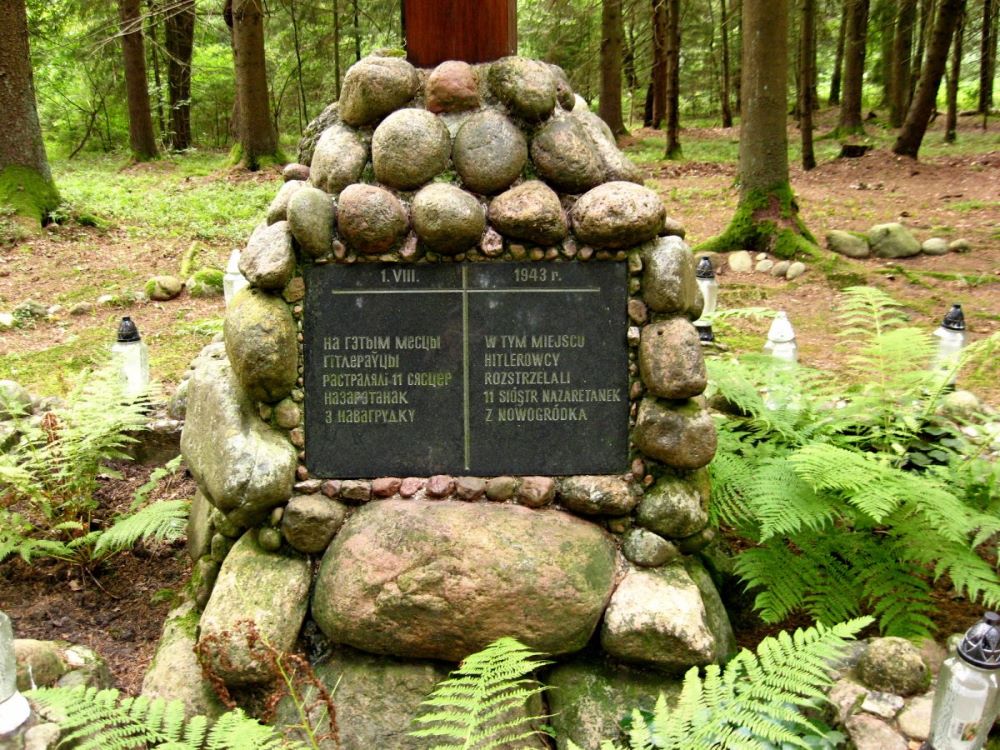 Este monumento en Nowogródek, Bielorrusia, está dedicado a las 11 hermanas de la Sagrada Familia de Nazaret que fueron ejecutadas por las fuerzas alemanas el 1 de agosto de 1943, durante la ocupación nazi. (Foto: Wikimedia Commons/CC-BY-SA 3.0/Valery Nikiforov)