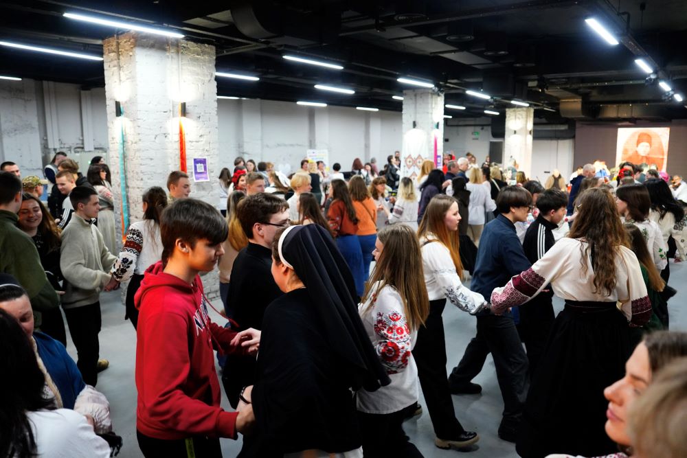 Jóvenes ucranianos participan el 8 de febrero en un baile nacional durante una reunión social vechornytsi en Zaporizhzhia, Ucrania. (Foto: cortesía Anhelina Yaroshenko)