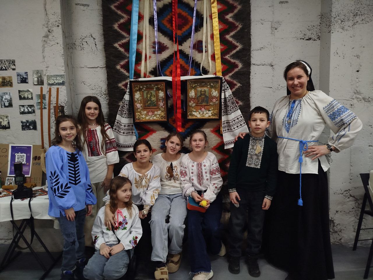La hermana basiliana Yelysaveta Varnitska posa con niños de la escuela catequética en una reunión vespertina vechornytsi en Zaporizhzhia, Ucrania. (Foto: cortesía Anhelina Yaroshenko)