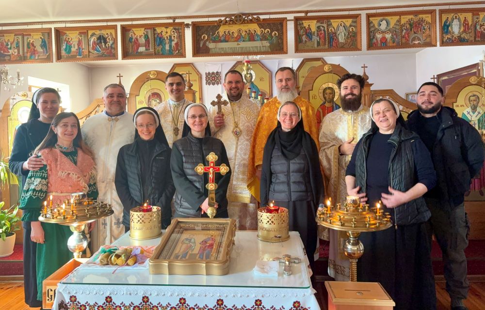 El obispo Maksym Ryabukha, del Exarcado de Donetsk, en el centro, aparece en la foto con las hermanas y los sacerdotes después de la divina liturgia en el monasterio de las Hermanas Basilianas en Zaporizhzhia, Ucrania. (Foto: cortesía Anhelina Yaroshenko)