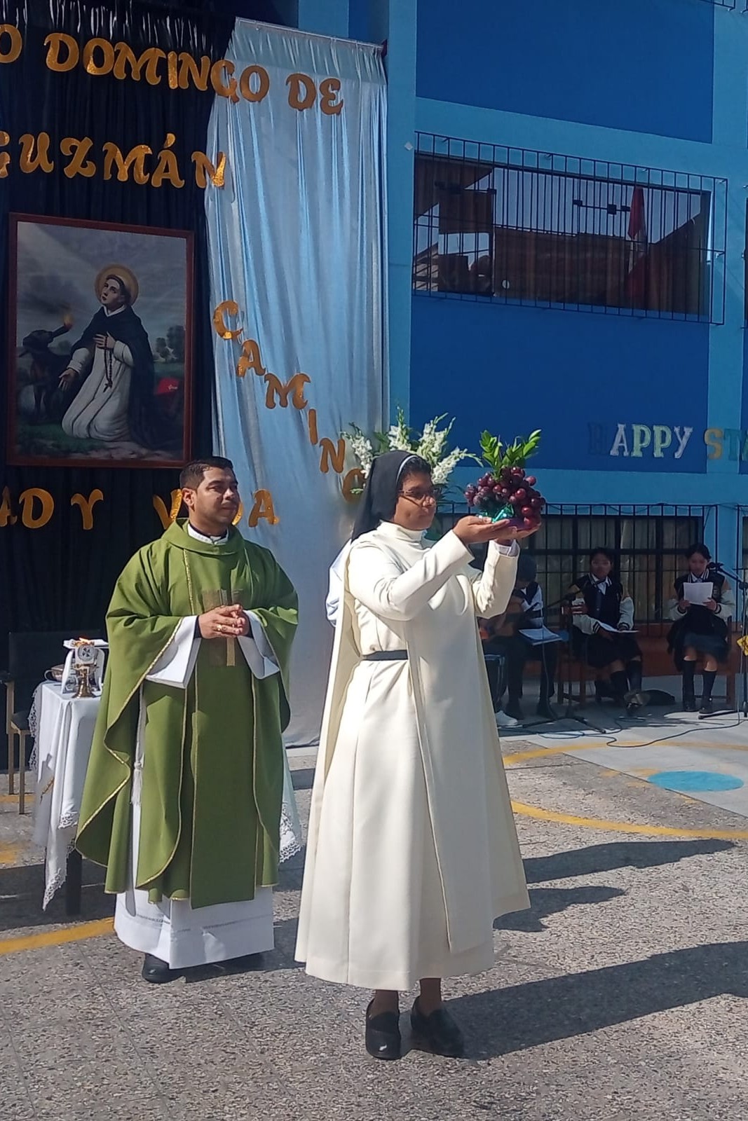 La Hna. Ingrid Cortés durante la celebración de la fiesta de santo Domingo, fundador de la Orden de Predicadores y el aniversario de su congregación religiosa en el colegio San Martín de Porres, en Arequipa, Perú, el 8 de agosto de 2025. Ofrenda en acción de gracias por las tres hermanas que laboran en el colegio. (Foto: cortesía Ingrid Cortés)