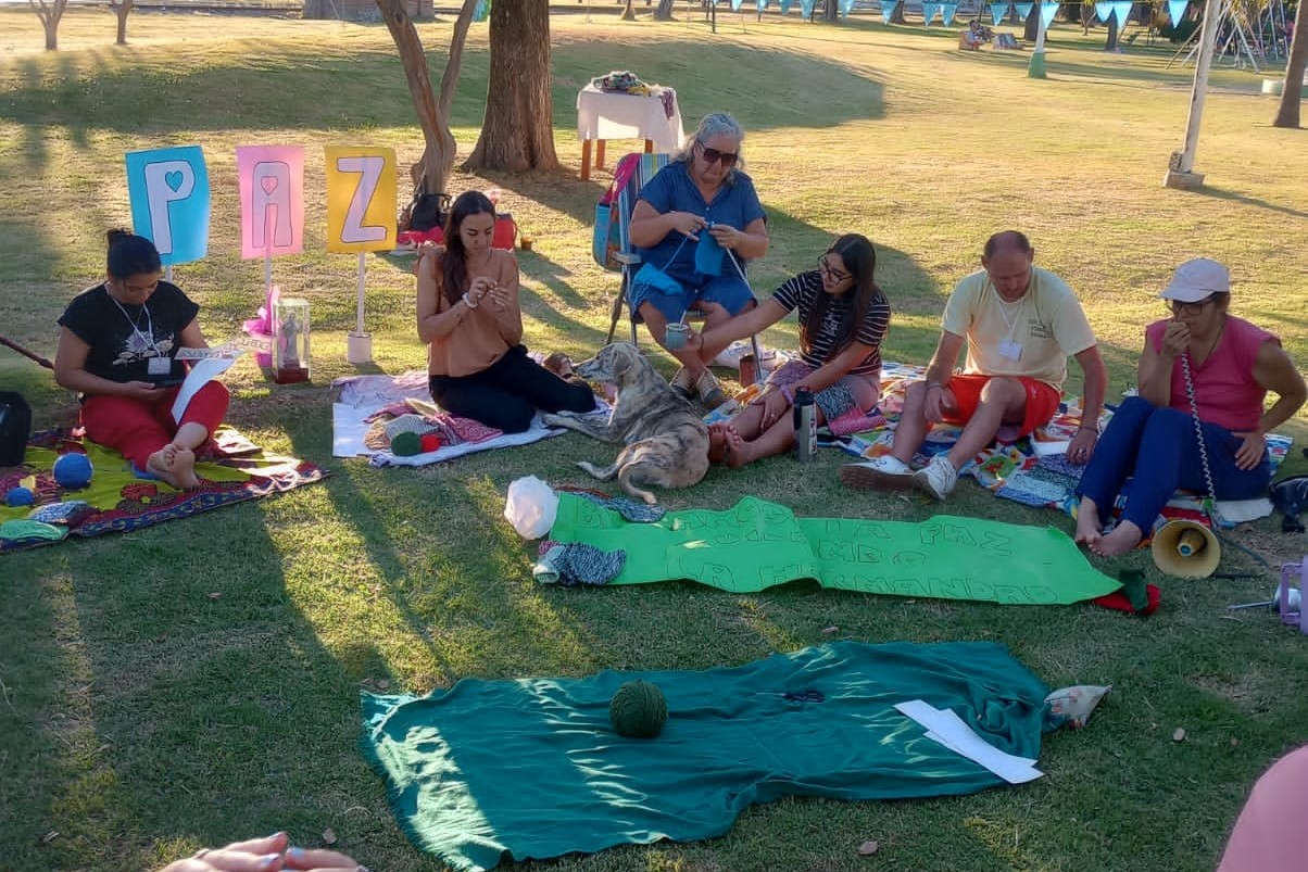 Durante una misión realizada en febrero de 2026 en Villa Ramallo, religiosas, laicos y vecinos se reunieron para tejer y dialogar en torno a palabras como perdón, amor y respeto, dando forma a la paz en lo cotidiano. (Foto: cortesía Susana Pasqualini)