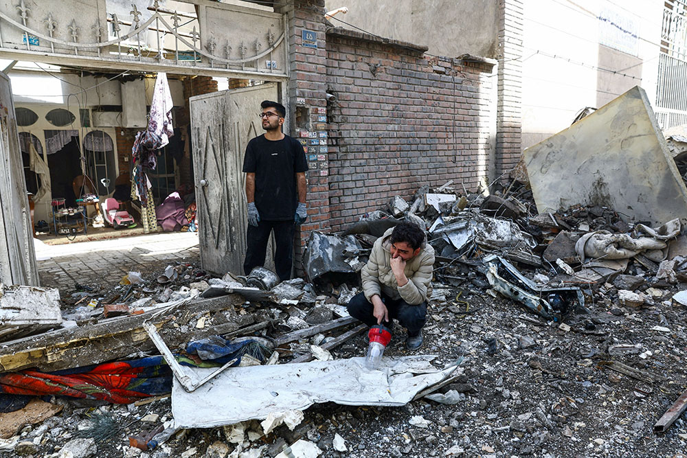 La gente reacciona ante un edificio residencial en Teherán, Irán, el 27 de marzo de 2026, que resultó dañado por un ataque en el marco de la guerra entre Estados Unidos, Israel e Irán. (Foto: OSV News/West Asia News Agency vía Reuters/Majid Asgaripour)