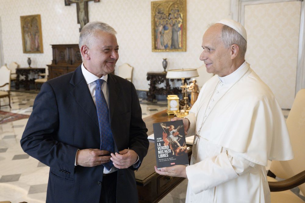 El papa León XIV se reúne con Pedro Salinas, periodista peruano y superviviente de abusos, en la biblioteca del Palacio Apostólico del Vaticano el 20 de octubre de 2025. Salinas es un antiguo miembro del Sodalitium Christianae Vitae que sufrió abusos físicos y psicológicos por parte del fundador del movimiento Luis Fernando Figari. (Foto: CNS/Vatican Media)
