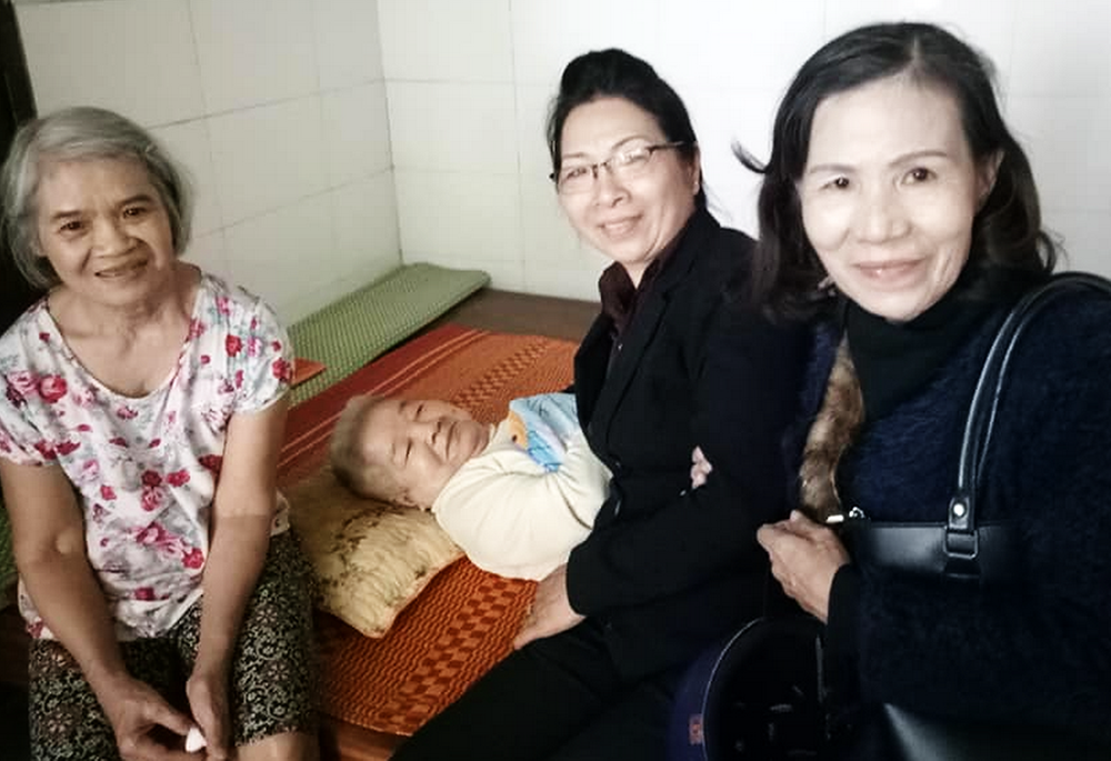María Madeline Do Thi Ngoc, a la derecha, y otra exmonja visitan a pacientes de edad avanzada en Hue, Vietnam, el 20 de diciembre de 2025. (Foto: Joachim Pham)