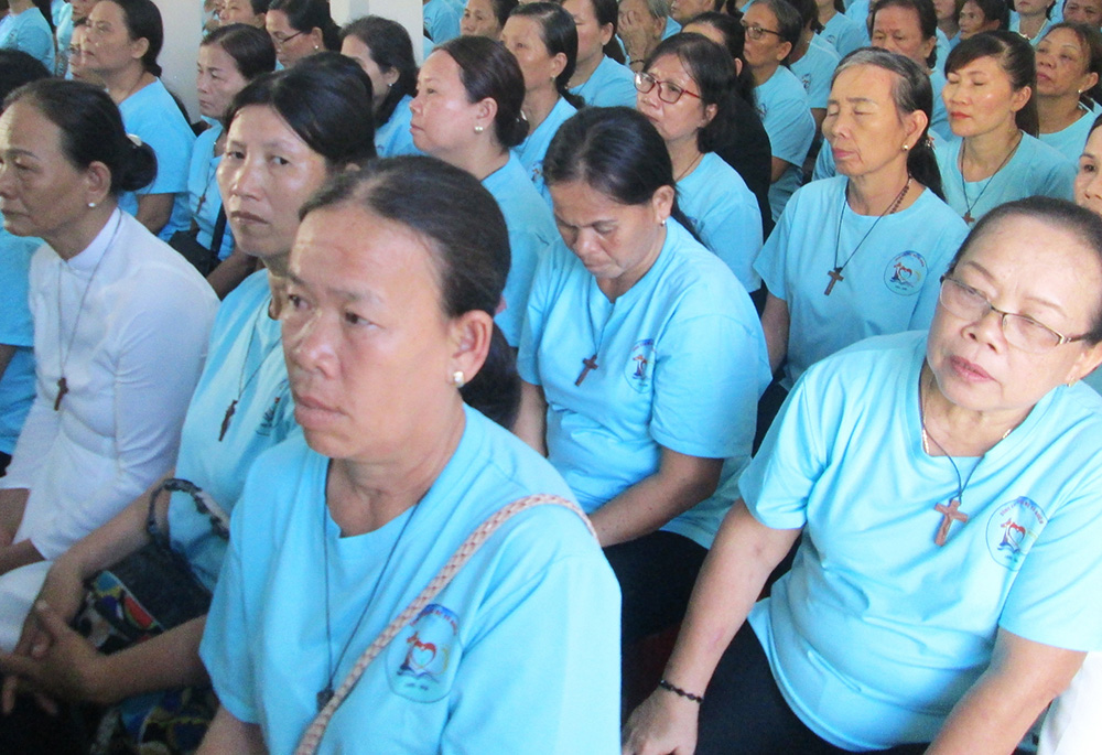 Miembros de la Asociación de las Hijas de Nuestra Señora de la Visitación asisten a una reunión en Hue, Vietnam, el 17 de agosto de 2025. Muchas de ellas son antiguas monjas. (Foto: Joachim Pham)