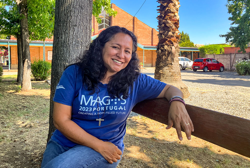 La hermana Ana María Carvajal, de las Siervas del Sagrado Corazón de Jesús, acompaña a migrantes haitianos en el campamento de migrantes de Puerto Príncipe en Curicó, Chile. (Foto: GSR/David Agren)