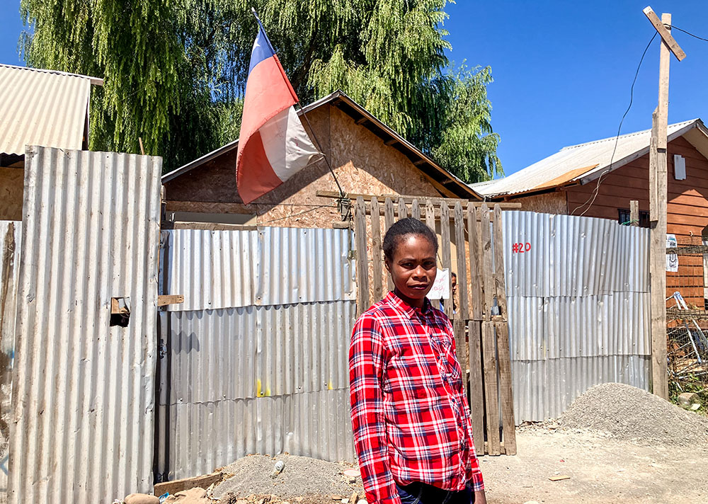 "No quiero volver", dijo Evena Promesse, una mujer haitiana residente en el campamento, de pie frente a su casa. "No tengo familia en mi país porque todos se han ido a otros lugares", agregó. (Foto: GSR/David Agren) 