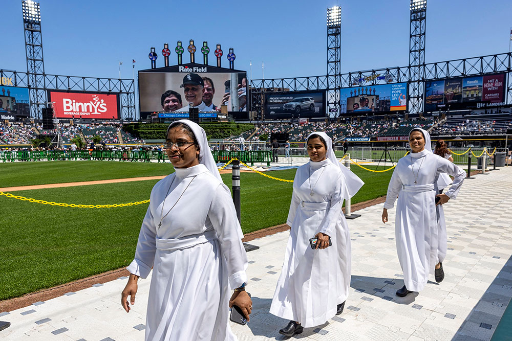 Unas monjas llegan antes de la misa que se celebrará el 14 de junio de 2025 en honor al papa León XIV en el Rate Field de Chicago, sede del equipo de béisbol Chicago White Sox. El pontífice, nacido en Chicago y elegido el 8 de mayo de 2025, es el primer papa nacido en Estados Unidos de la historia. (Foto: OSV News/Reuters/Carlos Osorio)
