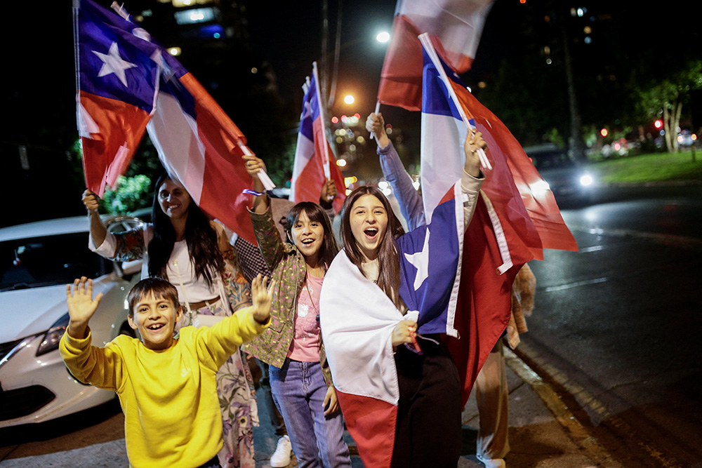 Los partidarios de José Antonio Kast, miembro del Partido Republicano de Chile, de extrema derecha, celebran tras su victoria en la segunda vuelta de las elecciones presidenciales en Santiago el 14 de diciembre de 2025. (Foto: OSV News/Reuters/Juan González)