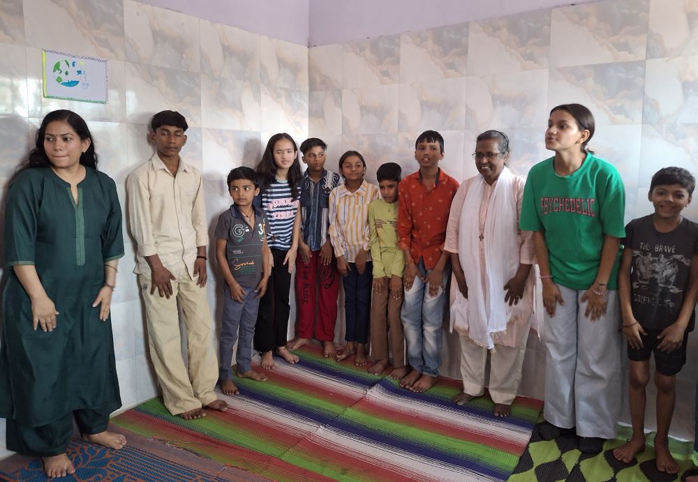 Sr. Connie Callista, a member of the Holy Cross Sisters of Chavanod, works with children doing indoor training at Trilokpuri, an enclave in East Delhi, India. (Lissy Maruthanakuzhy)