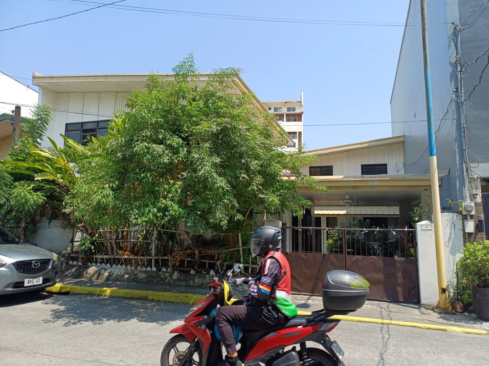 The Little Sisters of Jesus live in this house in Mandaluyong, Philippines, where they live among their neighbors. The low gate allows friends to reach in and open it from outside. (Oliver Samson)