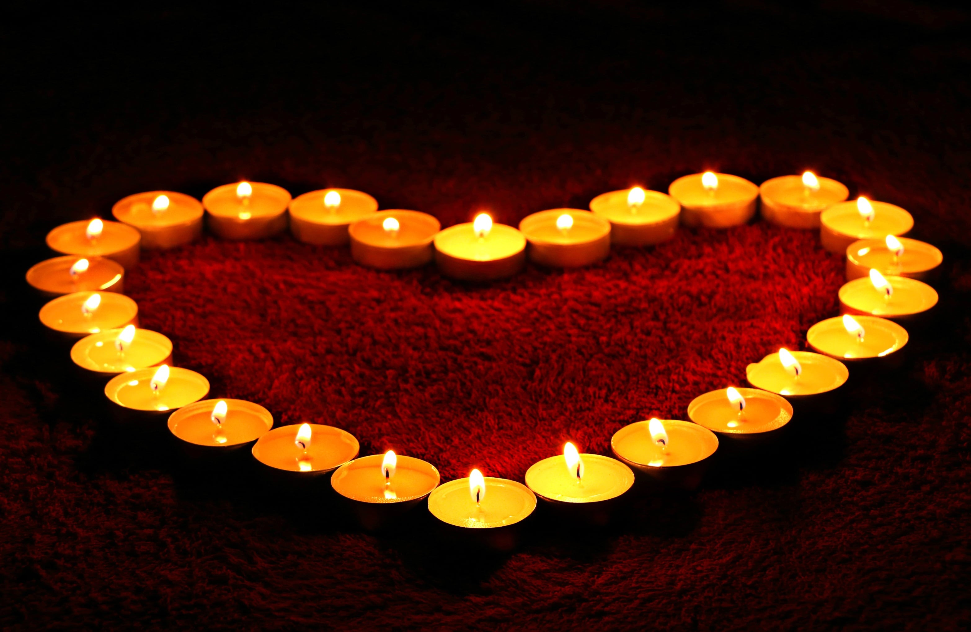 Corazón formado con velas. (Foto: Pixabay/Klimkin)