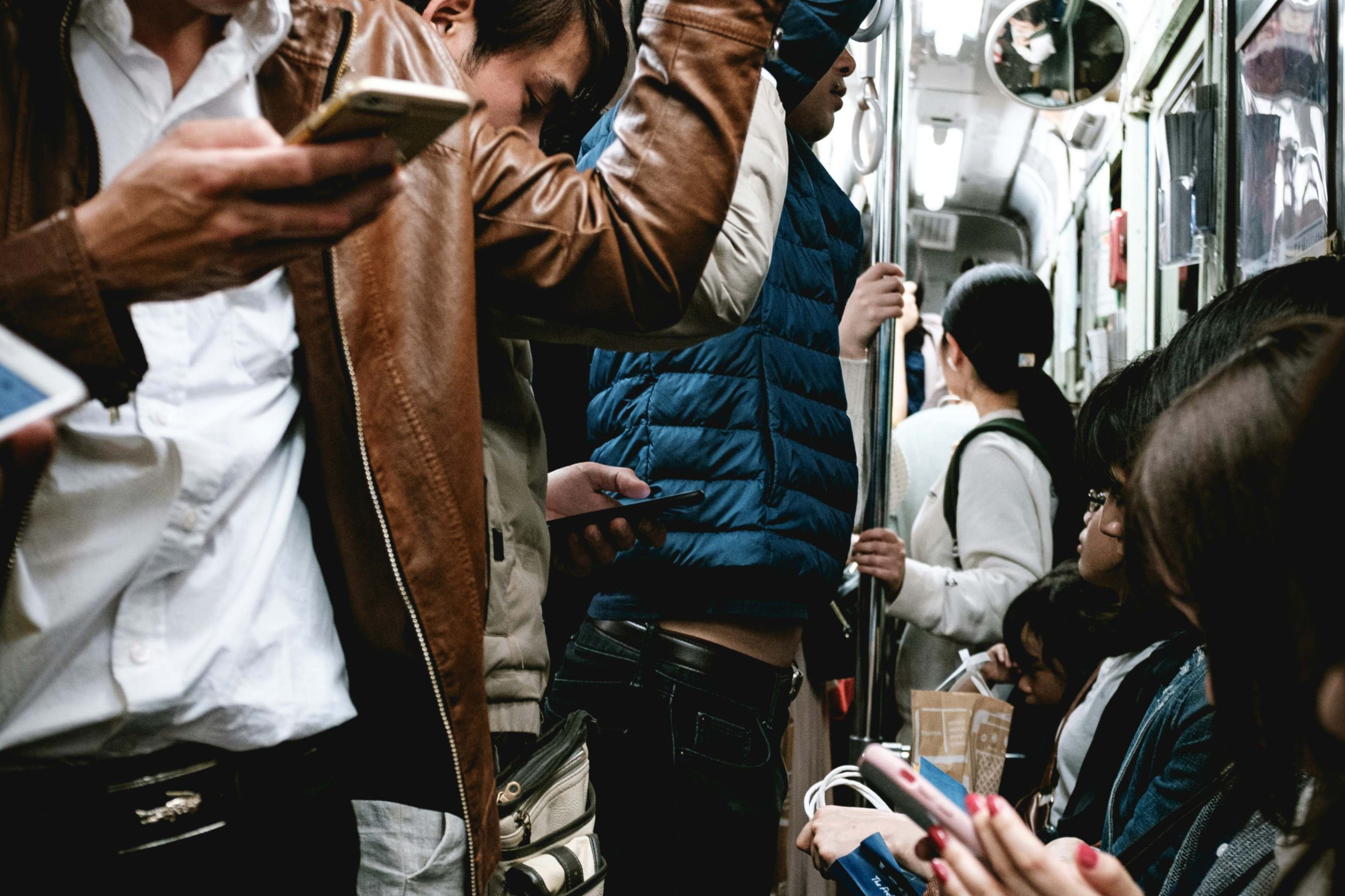 En el bus de cada día, entre desconocidos y diferencias, el miedo al otro puede corroer los ideales cristianos. (Foto: Unsplash/Christian Chen)