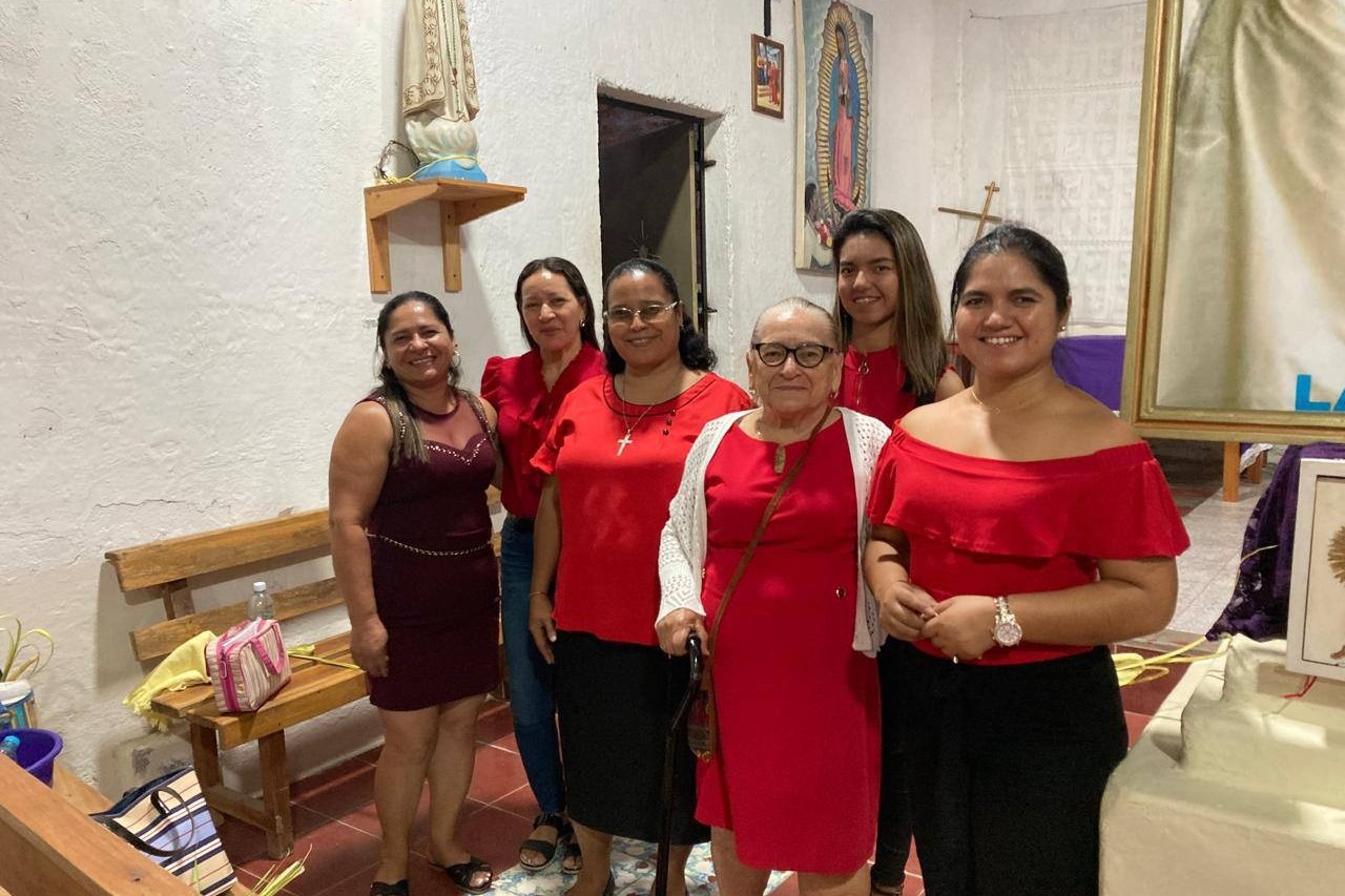 Sandra Margarita Sierra, tercera de izquierda a derecha junto a mujeres de la comunidad La Ceiba, en Chalatenango, El Salvador, durante la Semana Santa de 2025. (Foto: cortesía Sandra Margarita Sierra)