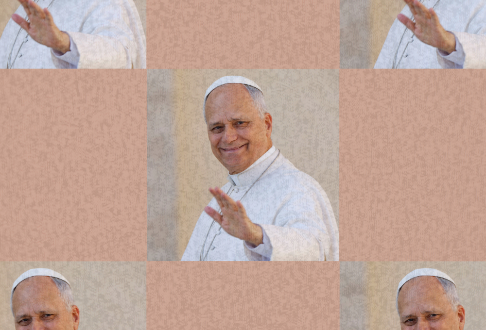 El papa León XIV saluda con la mano al llegar para presidir su audiencia general semanal en la Plaza de San Pedro, en el Vaticano, el 29 de abril de 2026. (Gráfico: GSR/Olivia Bardo; foto de OSV News/Reuters/Remo Casilli)