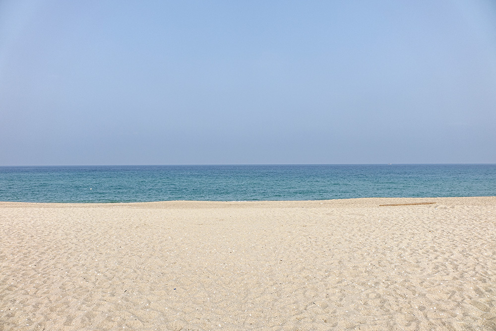 A beach at Gangneung, Gangwon-do, South Korea (Wikimedia Commons/Choe Kwangmo)