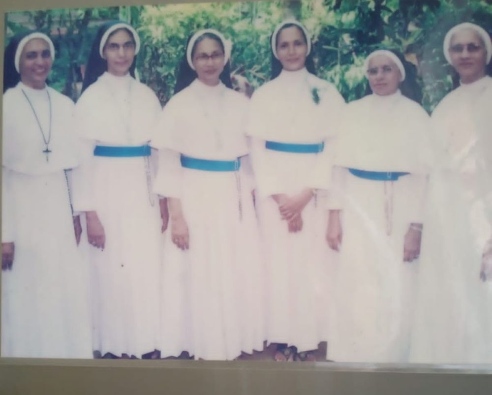 Six sisters who are also nuns pose for a photo at their ancestral home in 2015. From left are  Srs. Mareena Kallidukkil, Jacintha Kallidukkil, Ancy Kallidukkil, Philo Kallidukkil, Gracious Kallidukkil and Rosetom Kallidukkil. (Courtesy of Philo Kallidukkil)