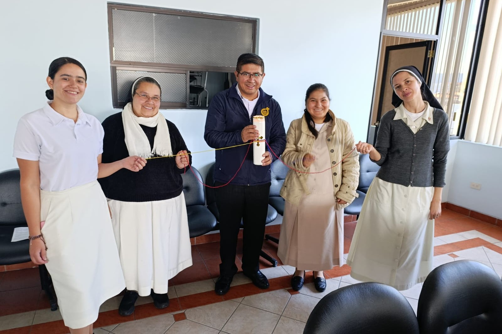Participantes del proceso de formación inicial de la Conferencia Ecuatoriana de Religiosos (CER): las Hnas. Lorena y Catalina, novicias de las Dominicas de Santa Catalina de Siena, junto a su maestra formadora; el P. Roberto Gallardo, misionero del Verbo Divino y coordinador del área AFI-CER; y la postulante Carmen, de las Hermanas Marianitas. (Foto: Luz Delia Caisaguano)