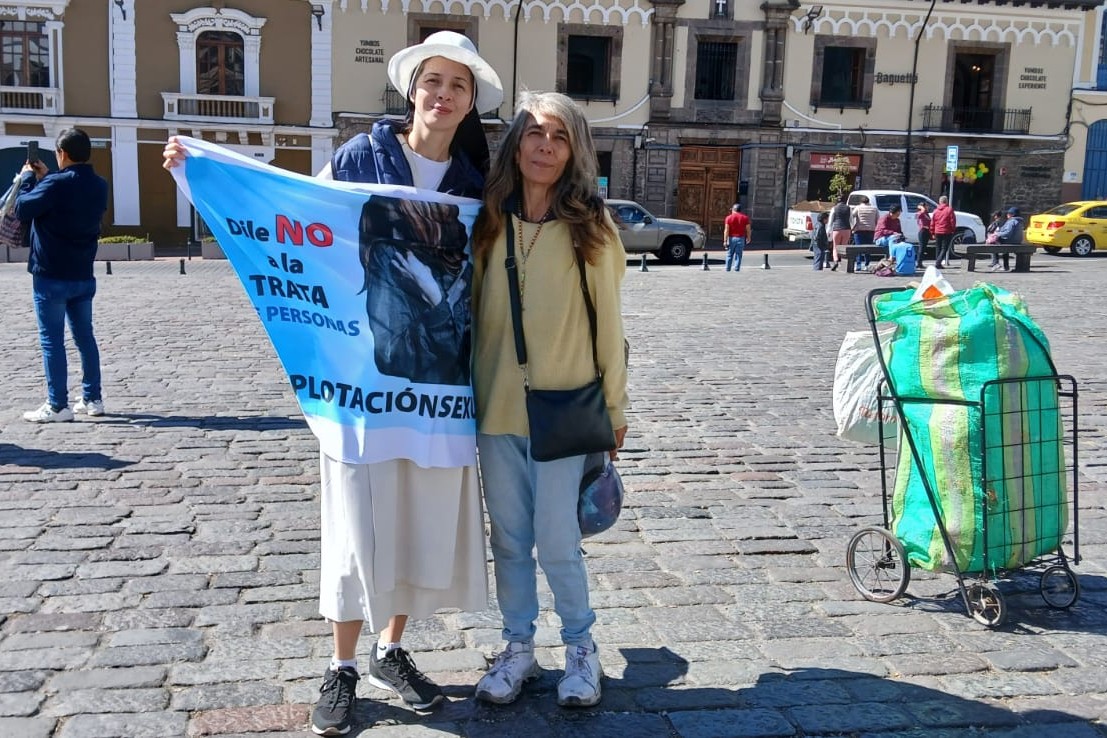 La Hna. Ana Laura Aranguiz (izquierda) participa en una campaña de sensibilización contra la trata de personas en el centro histórico de Quito, Ecuador, junto a integrantes de la red Talitha Kum. (Foto: cortesía de Ana Aranguiz)