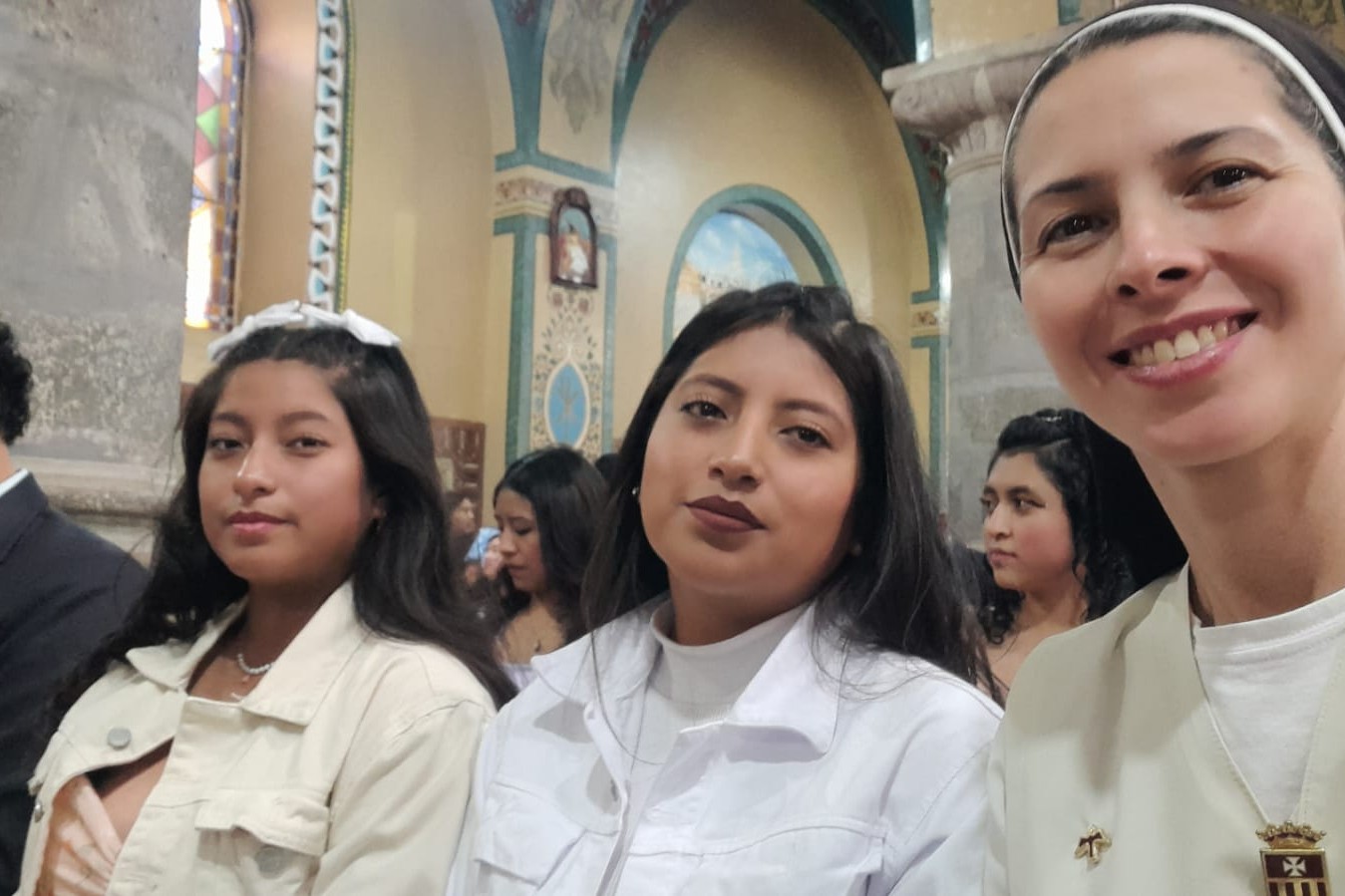 La Hna. Ana Laura Aranguiz (extremo derecho) junto a jóvenes en el proceso de catequesis de confirmación que acompaña en Quito, Ecuador. (Foto: cortesía Ana Laura Aranguiz)