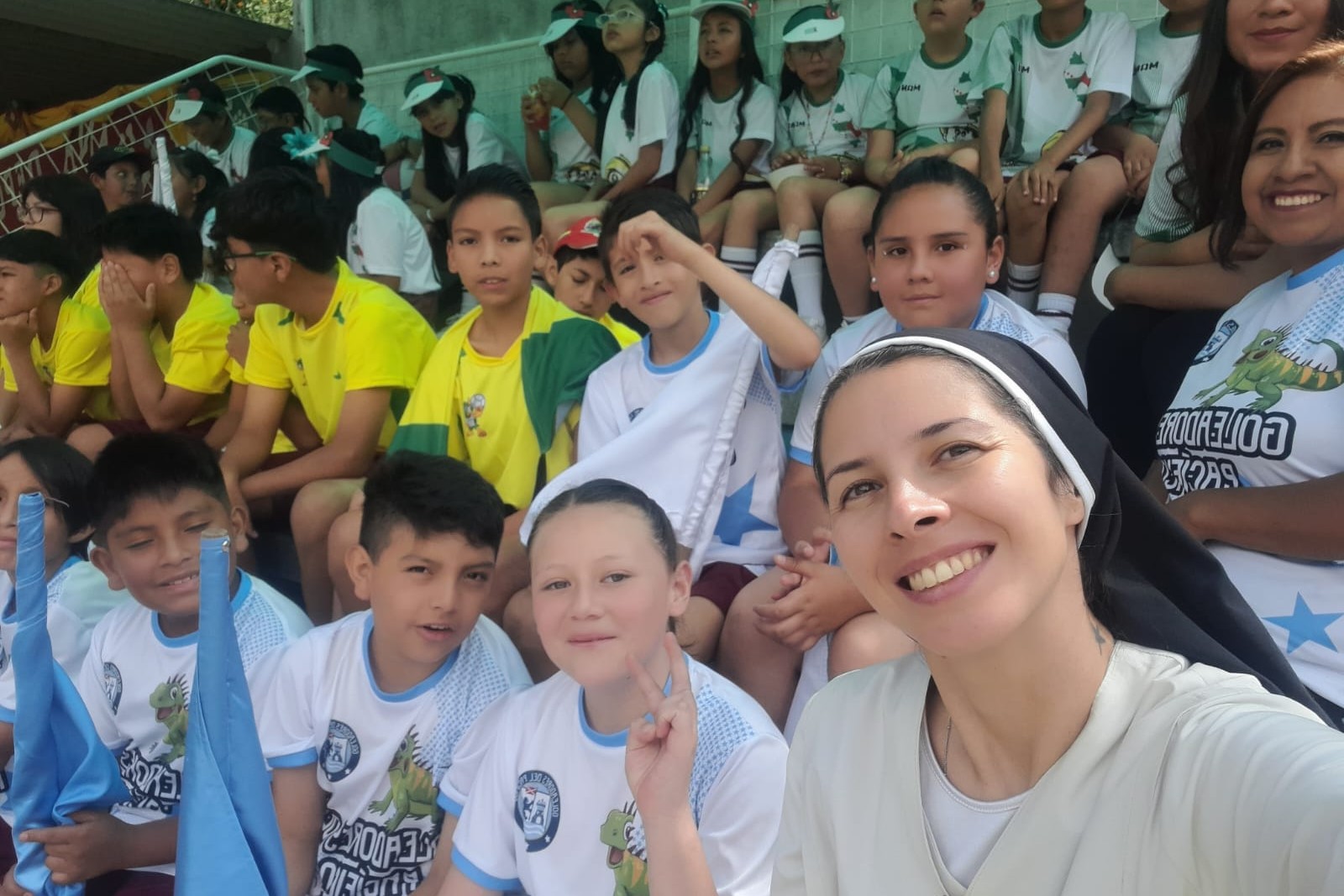 La Hna. Ana Laura Aranguiz con alumnos del colegio P. José León Torres, en Quito, donde desarrolla la pastoral educativa, imparte clases de religión y coordina un taller de teatro. (Foto: cortesía Ana Laura Aranguiz)