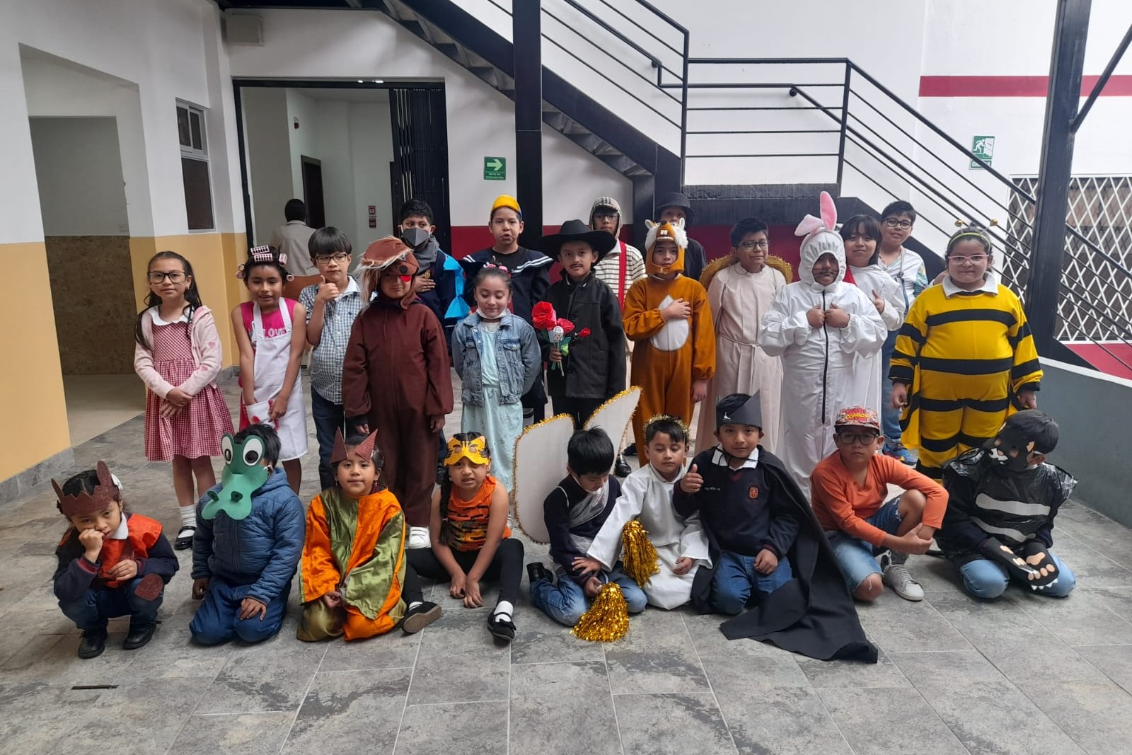 El elenco infantil del taller de teatro que coordina la Hna. Ana Laura Aranguiz en el colegio P. José León Torres de Quito, uno de los espacios donde anima la vida comunitaria y la expresión creativa de los niños. (Foto: cortesía Ana Laura Aranguiz)