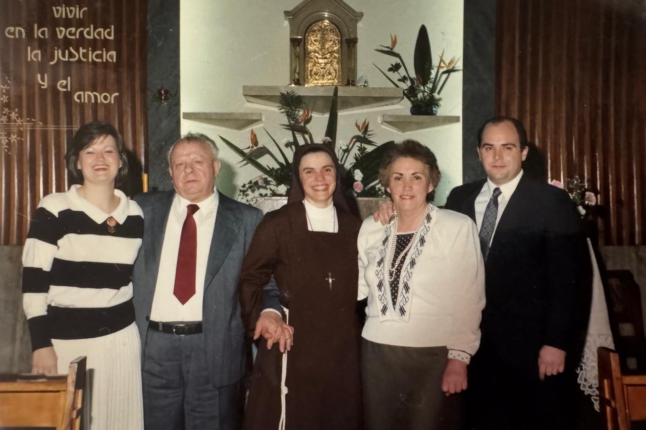 La Hna. Daniela Cannavina, acompañada por su familia, durante su primera profesión religiosa en la Congregación de las Hermanas Capuchinas de la Madre Rubatto, en Rosario, Argentina, el 19 de agosto de 1990. (Foto: cortesía Daniela Cannavina) 