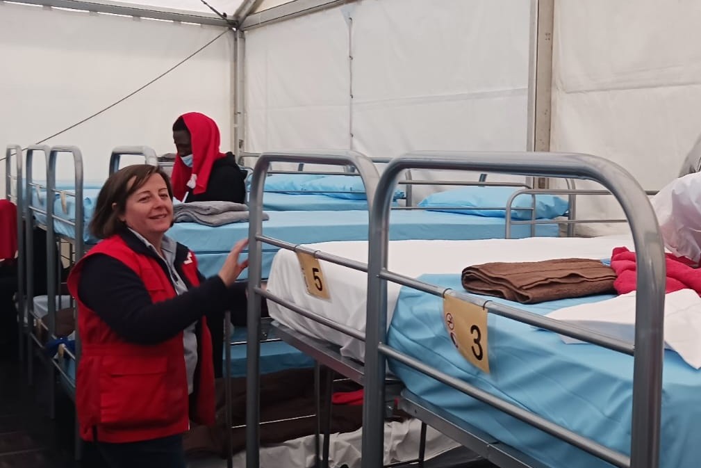 Itinerantes con los últimos en España: misión interprovincial en frontera de las Hijas de la Caridad de San Vicente de Pául. En la foto, sor Marisa Pérez se encuentra en las carpas donde se aloja temporalmente a los hombres migrantes que llegan a Palma de Mallorca, Islas Baleares, España, el 3 de diciembre de 2025. (Foto: cortesía de Marisa Pérez)