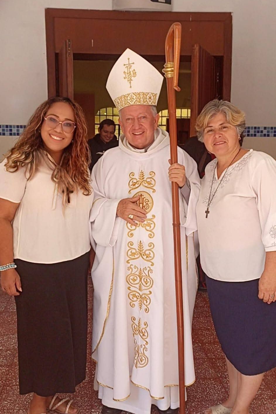 Hna. Ana Iris Blanco Aches, Mons. Juan Manuel Muñoz Curiel (obispo auxiliar de Guadalajara y secretario episcopal para la vida consagrada) y Hna. Raquel Gómez Ávalos, de la pastoral Caritatis Urget Nos. (Foto: cortesía Ana Iris Blanco)