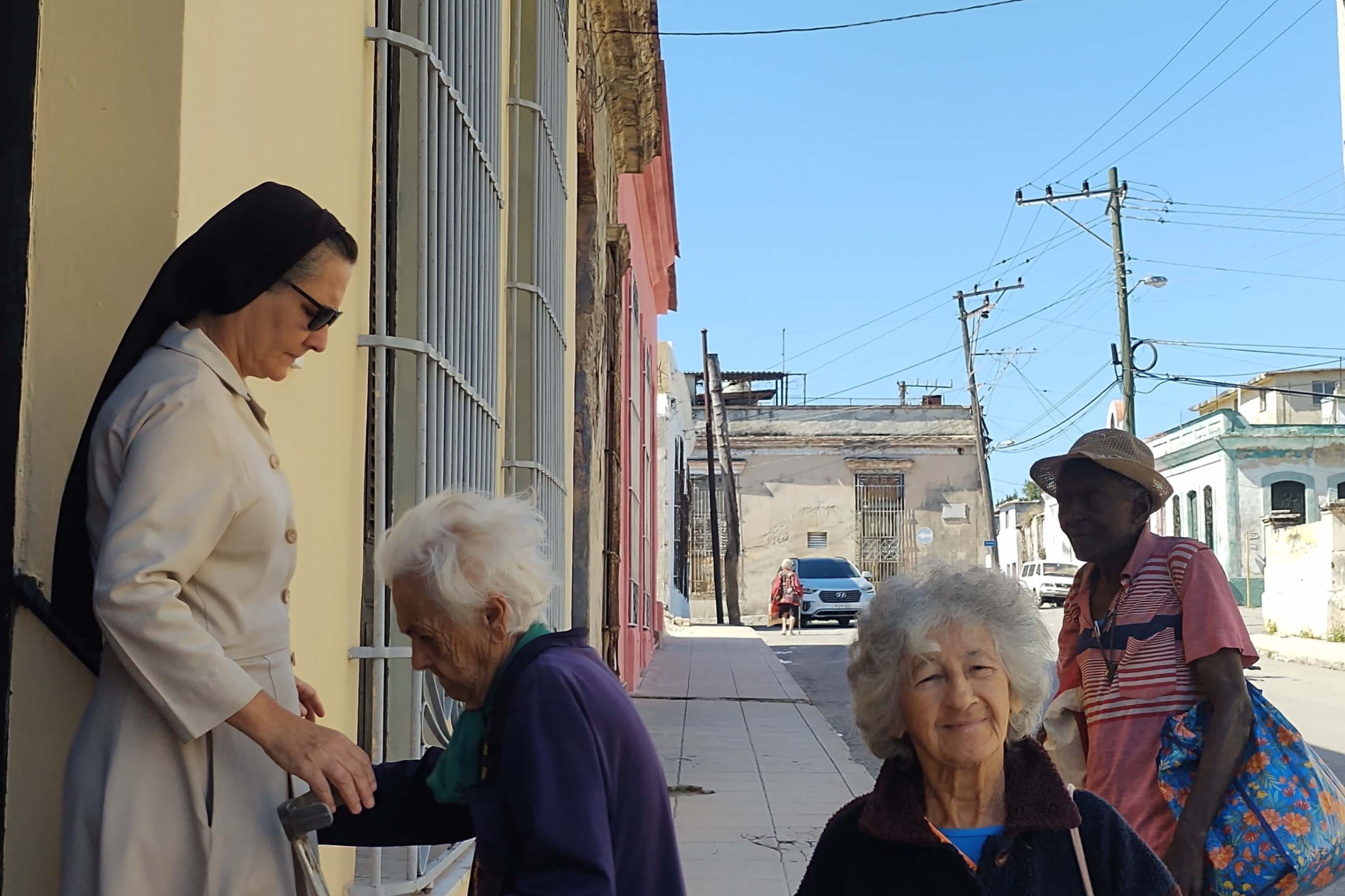Sor Ariagna Brito Rodríguez recibe a ancianos a su llegada al Centro Diurno de Ancianos Cardenal Sancha en La Habana, Cuba. (Foto: cortesía Ana Iris Blanco)