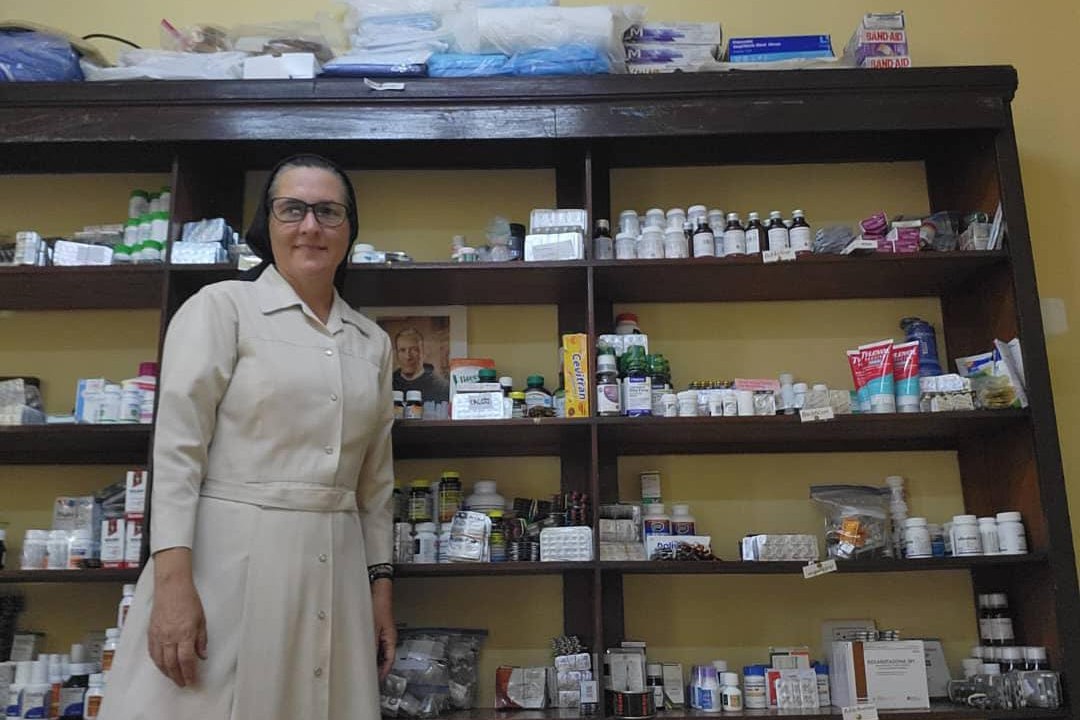 Sor Ariagna Brito Rodríguez en la farmacia Divina Providencia del Centro Diurno de Ancianos Cardenal Sancha, en Cuba. (Foto: cortesía Ana Iris Blanco)