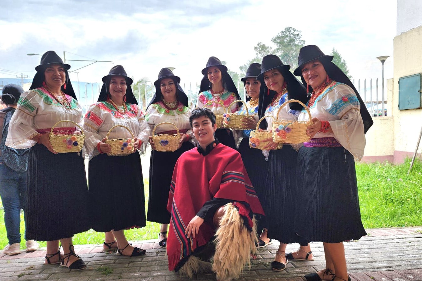 La Hna. Ana Laura Aranguiz (cuarta desde la izquierda), junto a jóvenes con atuendos típicos, durante una práctica de danza folklórica ecuatoriana. La religiosa mercedaria argentina sirve en misión en Quito desde 2024. (Foto: cortesía Ana Aranguiz)