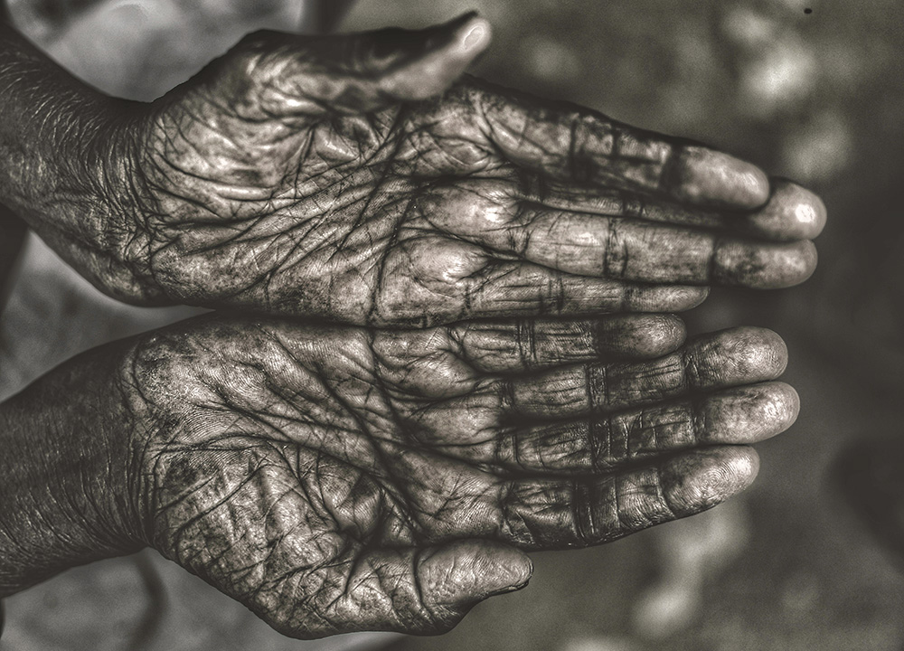 Empty elderly hands (Unsplash/Om Prakash Sethia)