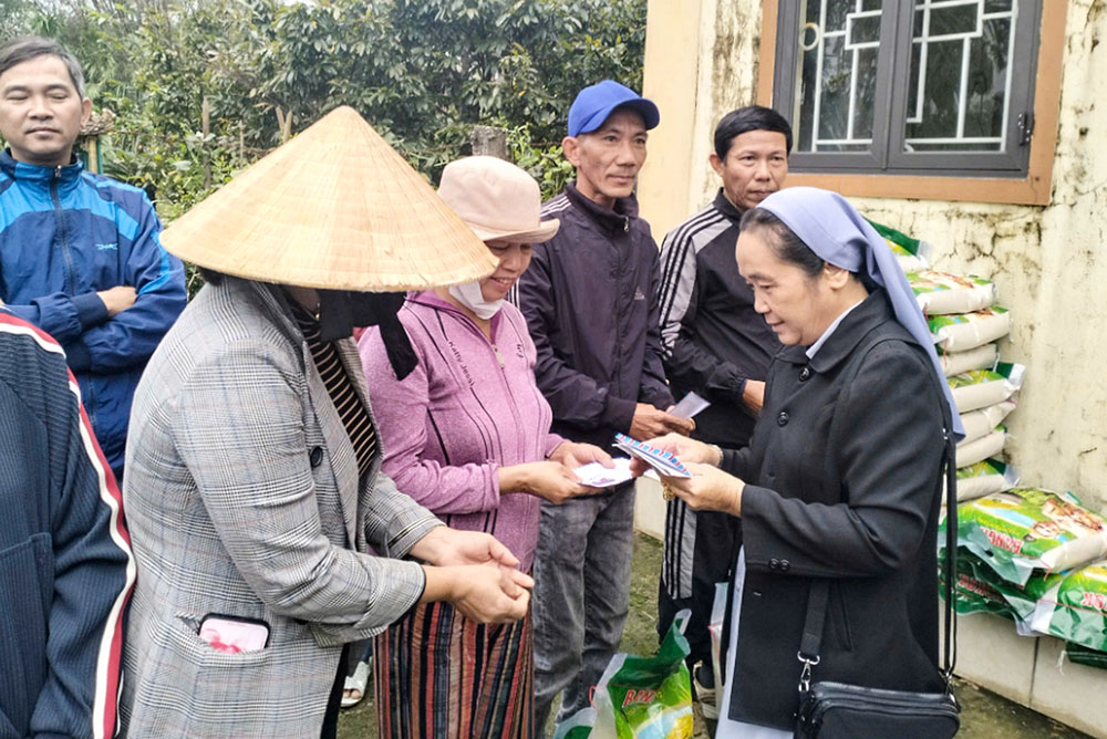 Lovers of the Holy Cross Sr. Mary Caroline Pham Thu Hien distributes rice and cash to poor fishermen in Gio Linh, Quang Tri province, Vietnam, on April 18, 2026. (Reporter in Vietnam)