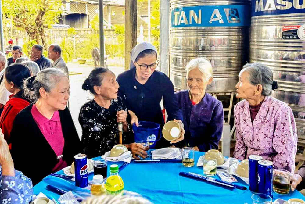 Daughters of Our Lady of the Visitation Sr. Anna Le Thi Thuy serves lunch for elderly people from fishing families at her convent in Hue on April 12, 2026. (Reporter in Vietnam)