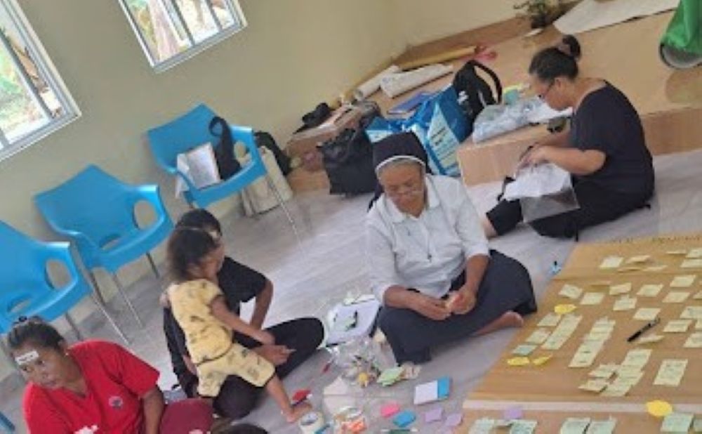 Sr. Tasiana Eni Susilawati facilitates social mapping on the livelihoods of women and children in the coastal community of Teluk Nipah, Indonesia, in July 2025. The session, conducted with the Good Shepherd program team in Batam and the MDO Indonesia team, gathered data on the community's economic realities and challenges. (Maria Anggelina)
