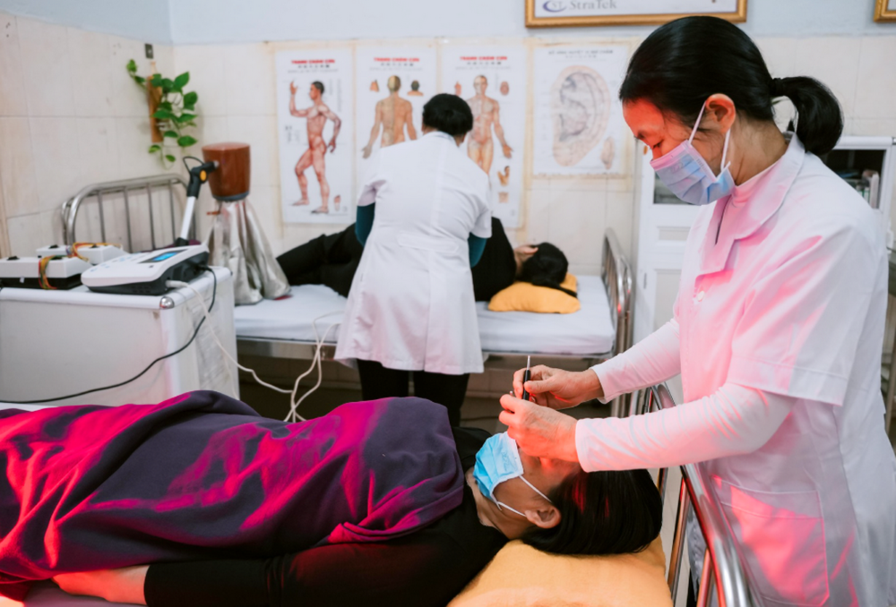 Sr. Anna Huynh Thi Binh receives treatment at Hue Traditional Medicine Hospital on May 23, 2026. (Joachim Pham)